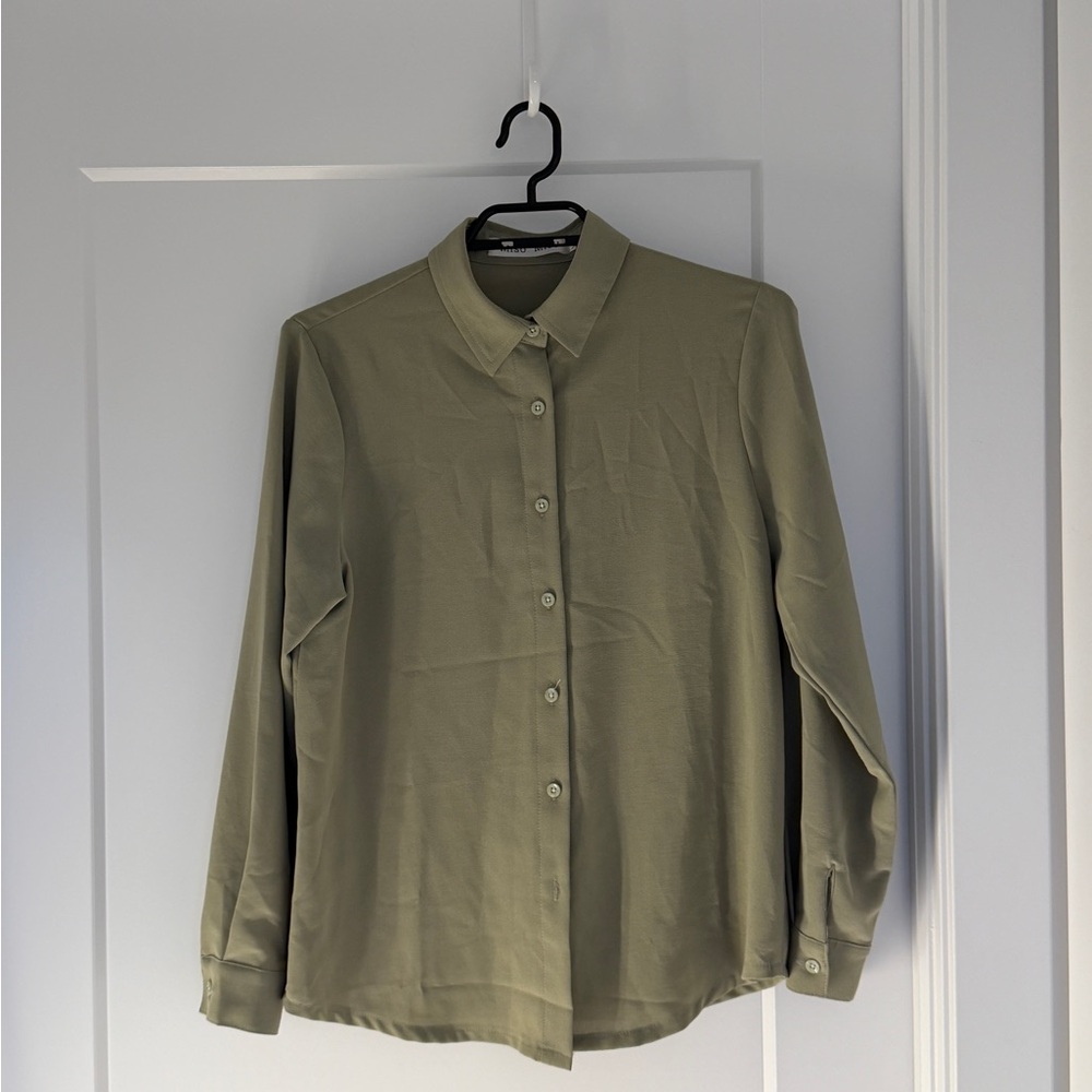 Olive Green Minimal Button-Up Shirt Size M (Workwear, Capsule Wardrobe)